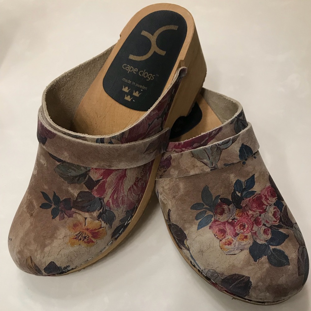 Cape Clog “Rosette” pattern Size 38